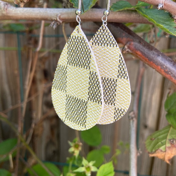 Ivory check vegan leather teardrop earrings NEW - Picture 2 of 2